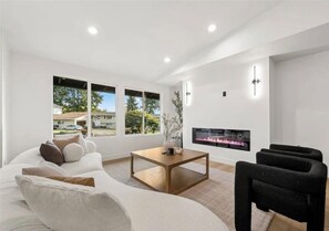 Living area - Cozy, Comfortable Retreat Near Seattle (Renton)
