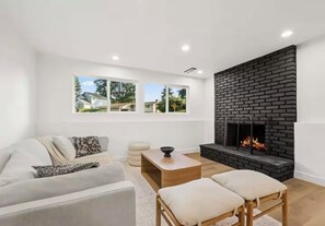 Interior - Cozy, Comfortable Retreat Near Seattle (Renton)