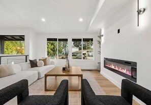 Living area - Cozy, Comfortable Retreat Near Seattle (Renton)
