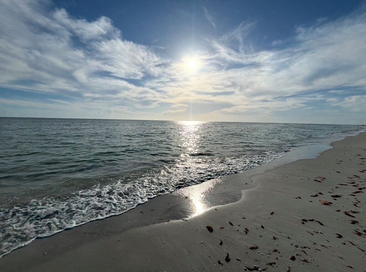 Vlak bij het strand, ligstoelen aan het strand