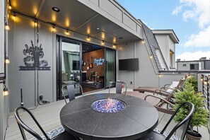 Outdoor dining - Broadway Honky Tonk Haven w/ Karaoke Stage! (Nashville)