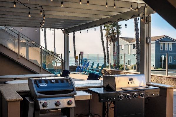 Outdoor dining - Steps to the Shore – Top Floor 1BR - Unit 5 (Oceanside)