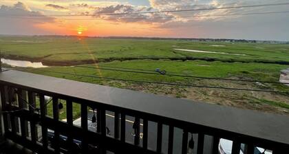 Cozy 1-Bdrm Hampton Beach Condo w/Amazing Sunset Views Over the Marsh & AC!