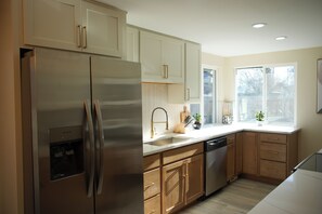Fridge, microwave, oven, stovetop - Stylish 4BR Getaway• Foosball •Easy Highway Access (Westminster)