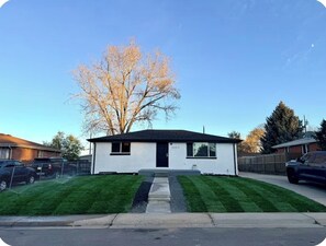 Exterior - Stylish 4BR Getaway• Foosball •Easy Highway Access (Westminster)