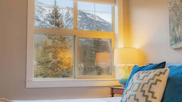 Desk, iron/ironing board, WiFi, bed sheets