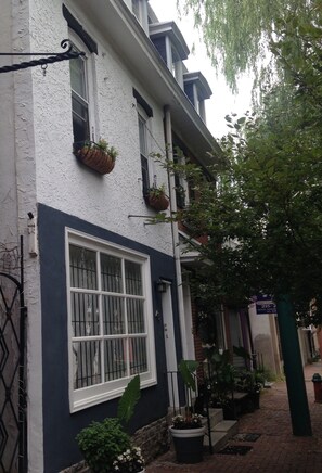 Exterior detail - Cozy and beautiful 1-bedroom apt on quaint pedestrian street with central AC (Philadelphia)