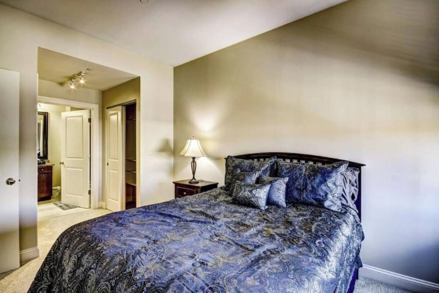 Iron/ironing board, travel cot, WiFi, bed sheets