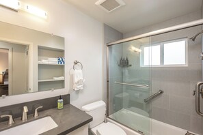 Douche, sèche-cheveux, serviettes fournies, savon