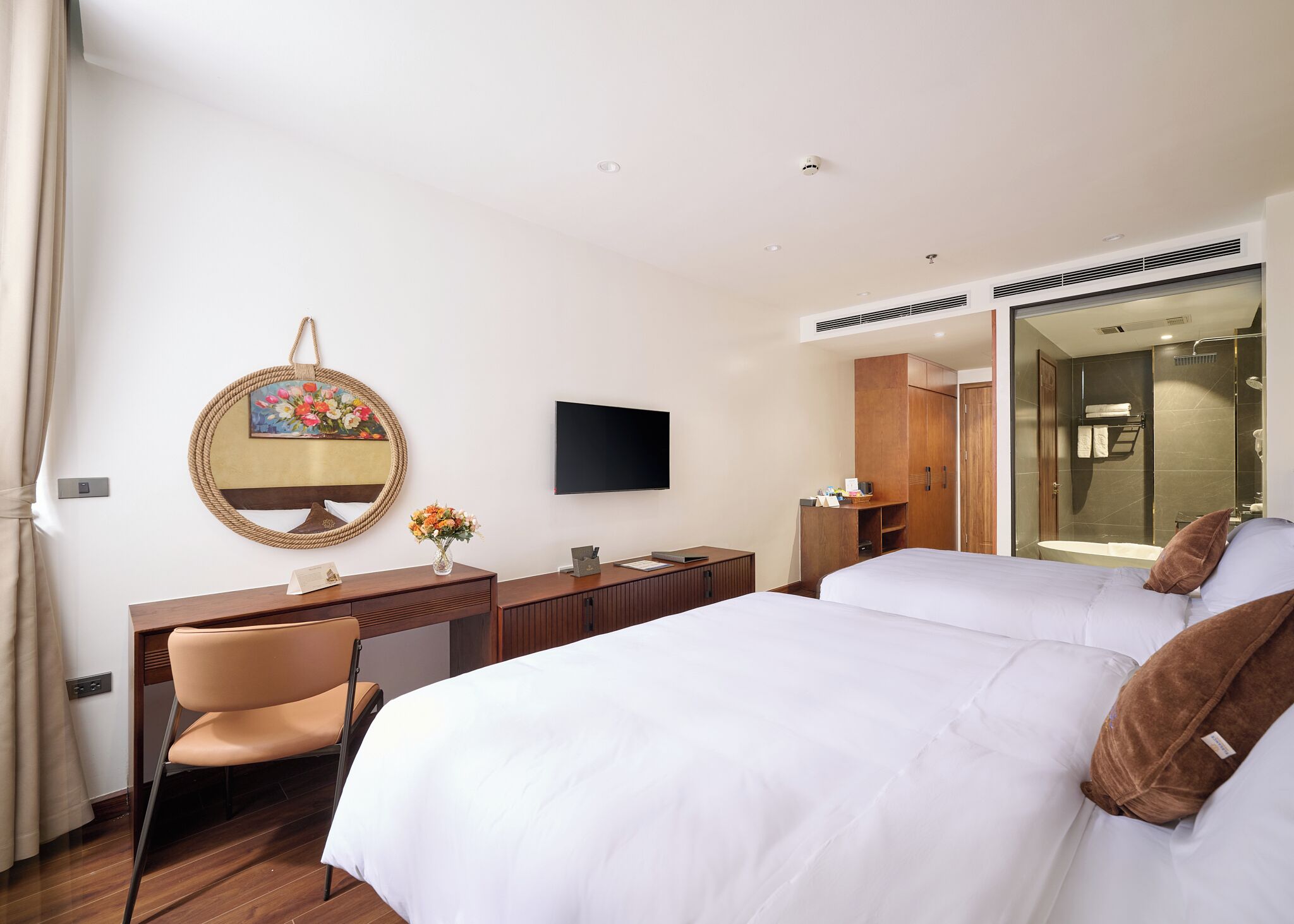 Minibar, caja de seguridad en la habitación y escritorio 