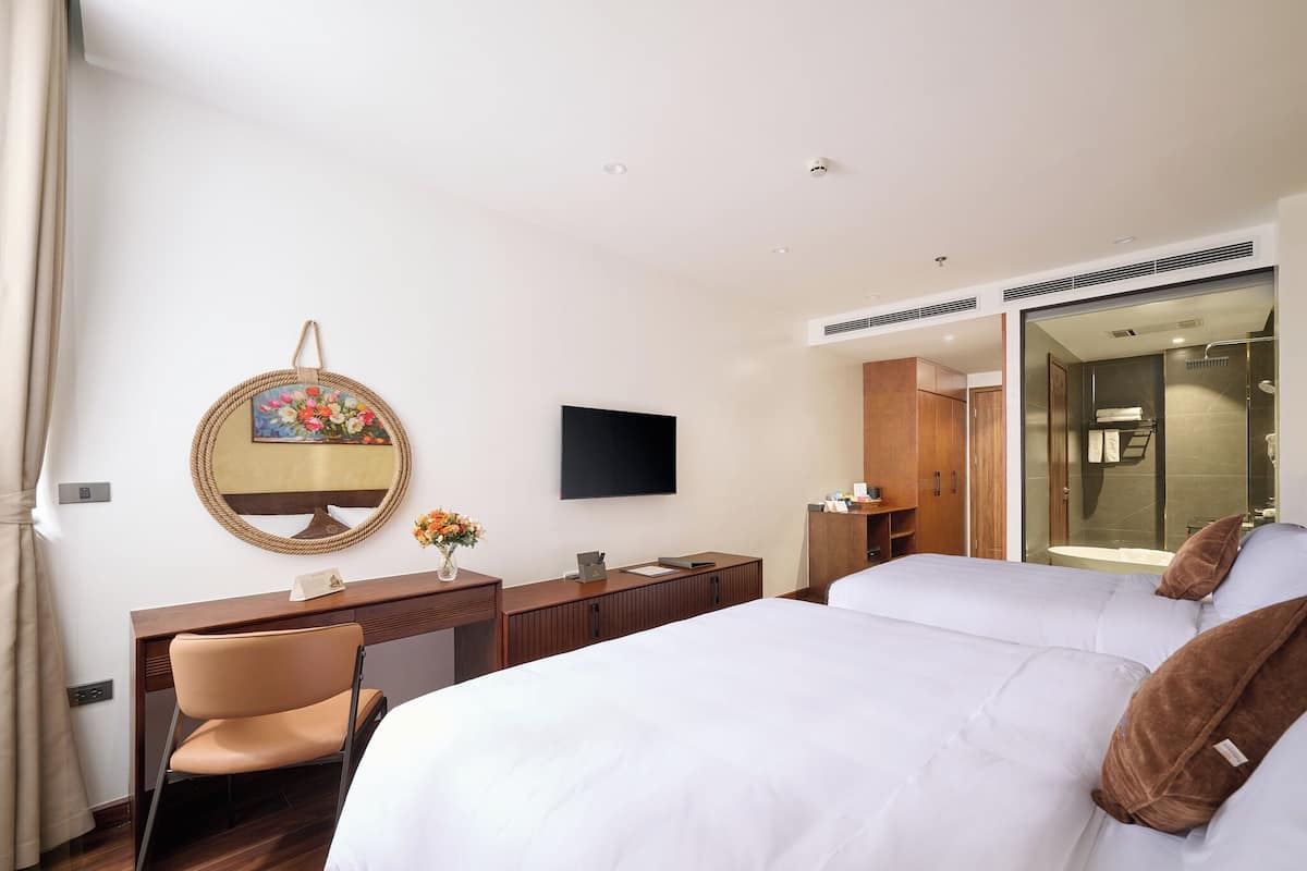 Minibar, caja de seguridad en la habitación y escritorio