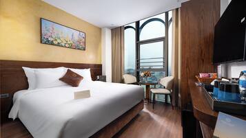 Dobbeltrom – standard | Minibar, safe på rommet, skrivebord og skrivebord for bærbar PC