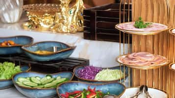 Frokost med lokale retter er inkludert hver dag