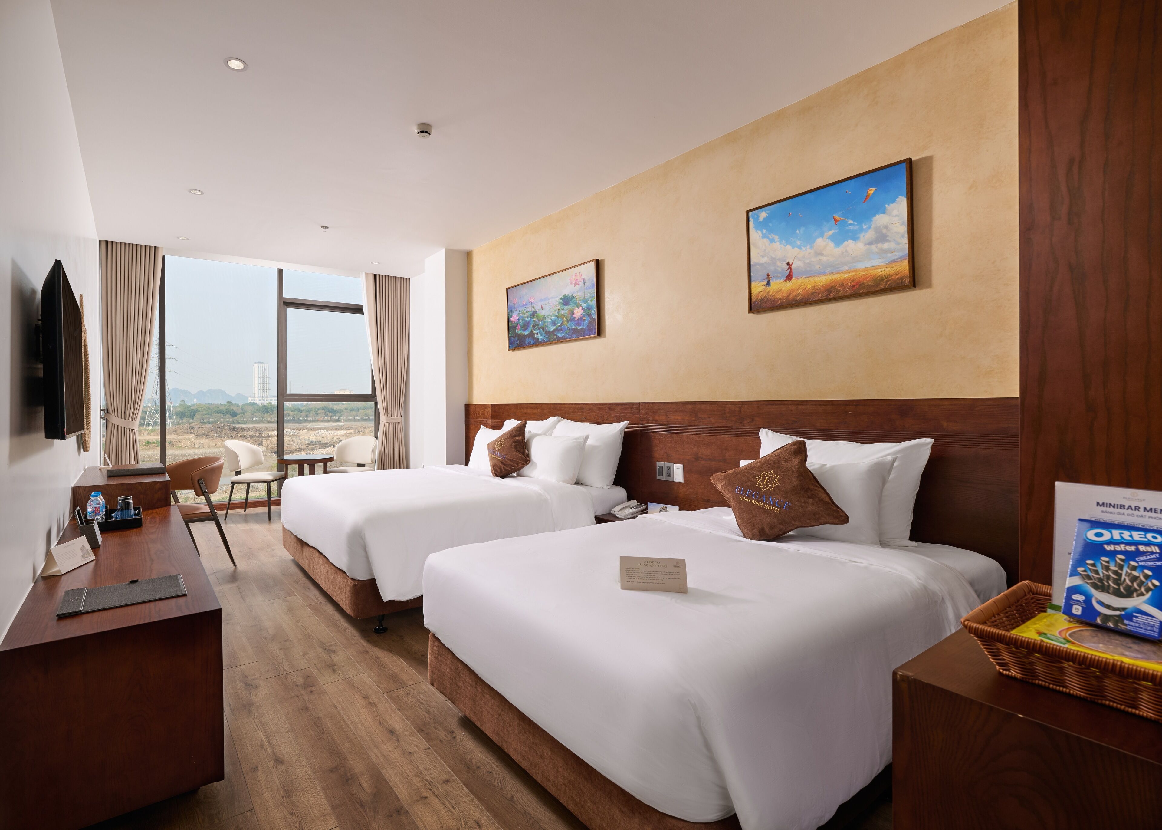 Deluxe-huone, järvinäköala | Minibaari, tallelokero huoneessa, työpöytä