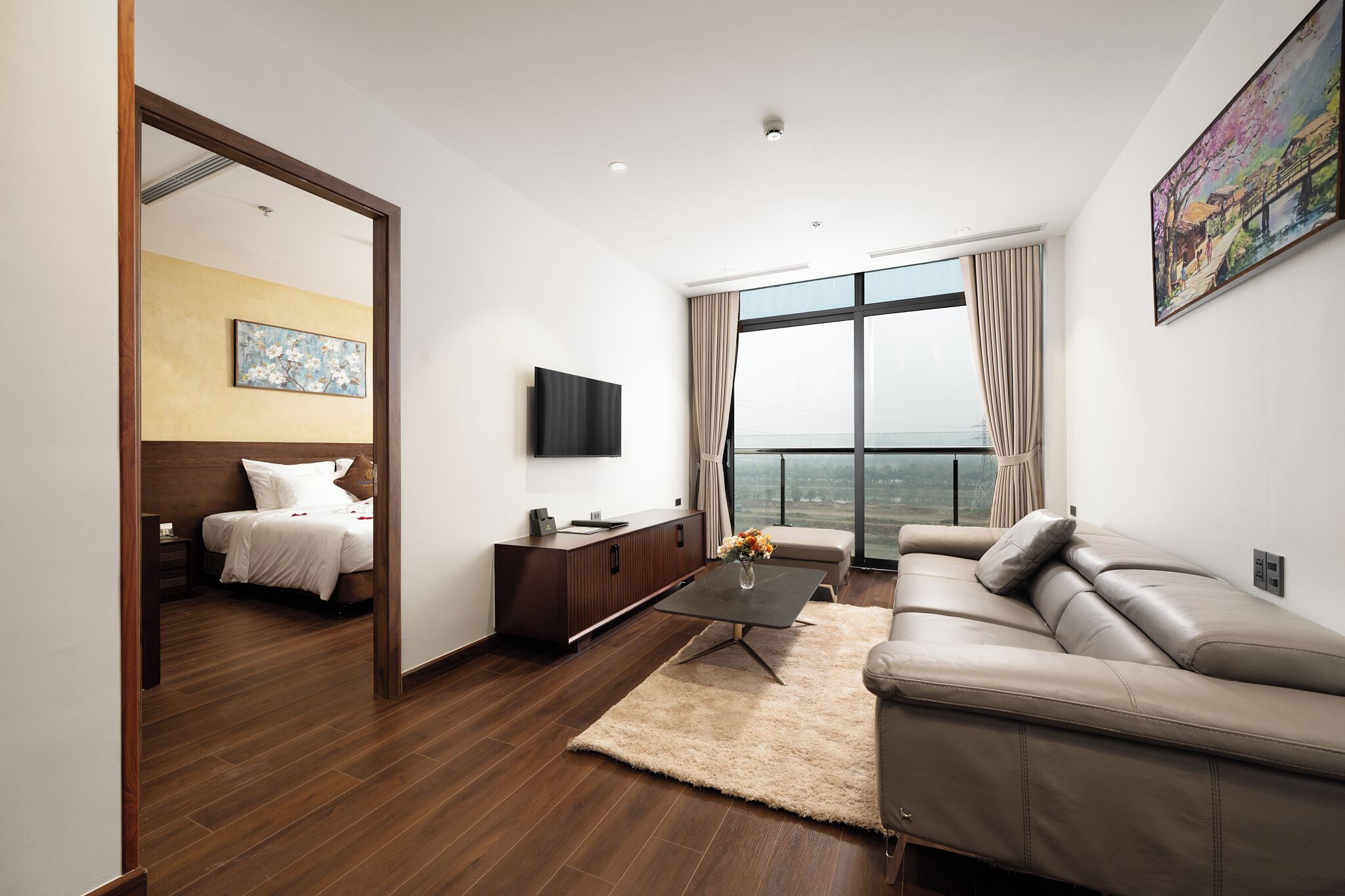 Luksus-dobbeltrom, byutsikt | Minibar, safe på rommet, skrivebord og skrivebord for bærbar PC