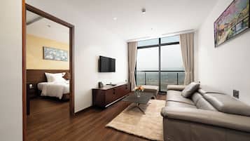 Luksus-dobbeltrom, byutsikt | Minibar, safe på rommet, skrivebord og skrivebord for bærbar PC