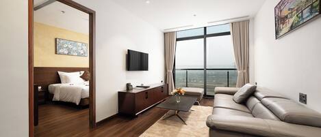 Master Suite | Minibar, in-room safe, desk, laptop workspace