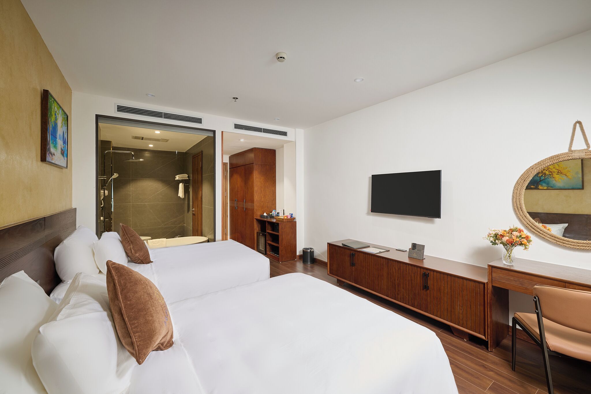 Deluxe City View | Minibar, in-room safe, desk, laptop workspace