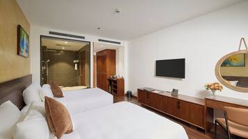 Deluxe City View | Minibar, in-room safe, desk, laptop workspace