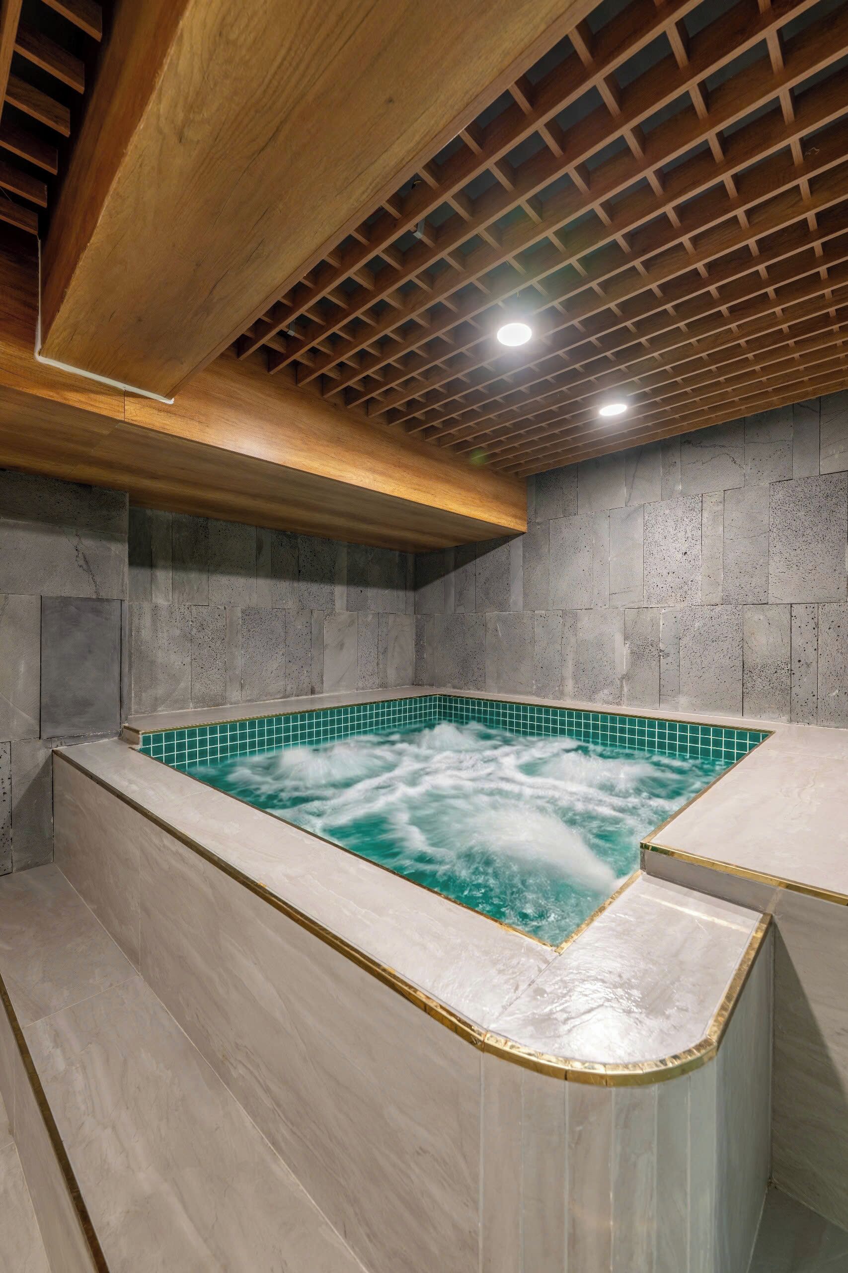 Indoor spa tub