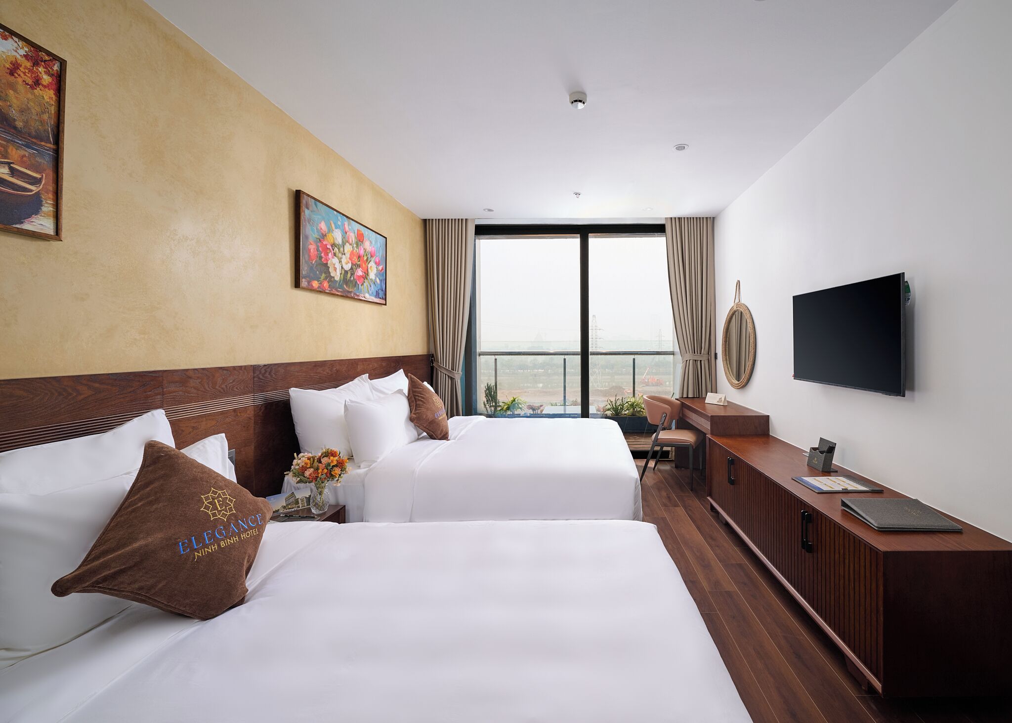 Minibar, caja de seguridad en la habitación y escritorio 