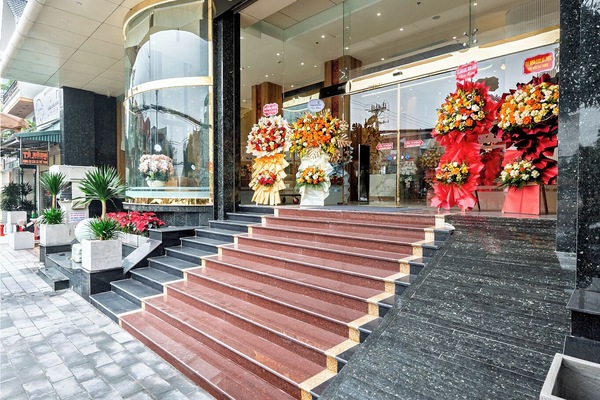 Vista frontal de la propiedad