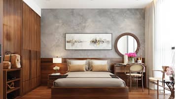 Familie vierpersoonskamer, uitzicht op stad | Een kluis op de kamer, een bureau, een laptopwerkplek