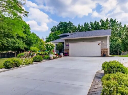 Lovely 4-bedroom house in Burnsville perfect for your getaway