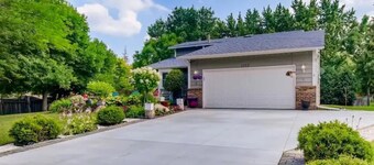 Lovely 4-bedroom house in Burnsville perfect for your getaway