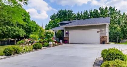 Lovely 4-bedroom house in Burnsville perfect for your getaway