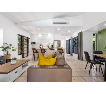 Escape to Paradise Villa 1. Walking Distance to 4 Mile Beach. Heated Pool.