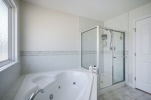 Douche, sèche-cheveux, bidet, serviettes fournies