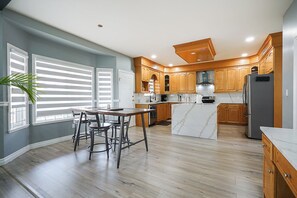 Dining - Spacious 5-bedroom house in charming Surrey perfect for families (Surrey)