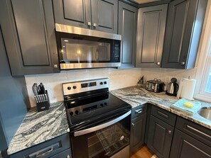 Fridge, microwave, oven, stovetop - Lakehaus Saratoga • 3BR Near Track (Saratoga Springs)