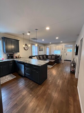 Smart TV, books - Lakehaus Saratoga • 3BR Near Track (Saratoga Springs)