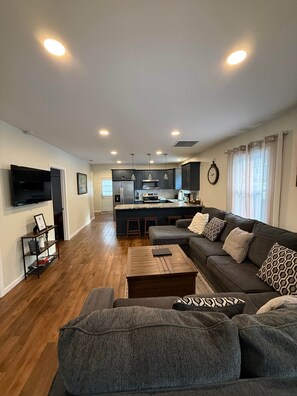 Smart TV, books - Lakehaus Saratoga • 3BR Near Track (Saratoga Springs)