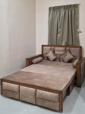 Studiosuite, Balkon, Stadtblick | Wohnbereich | Smart-TV