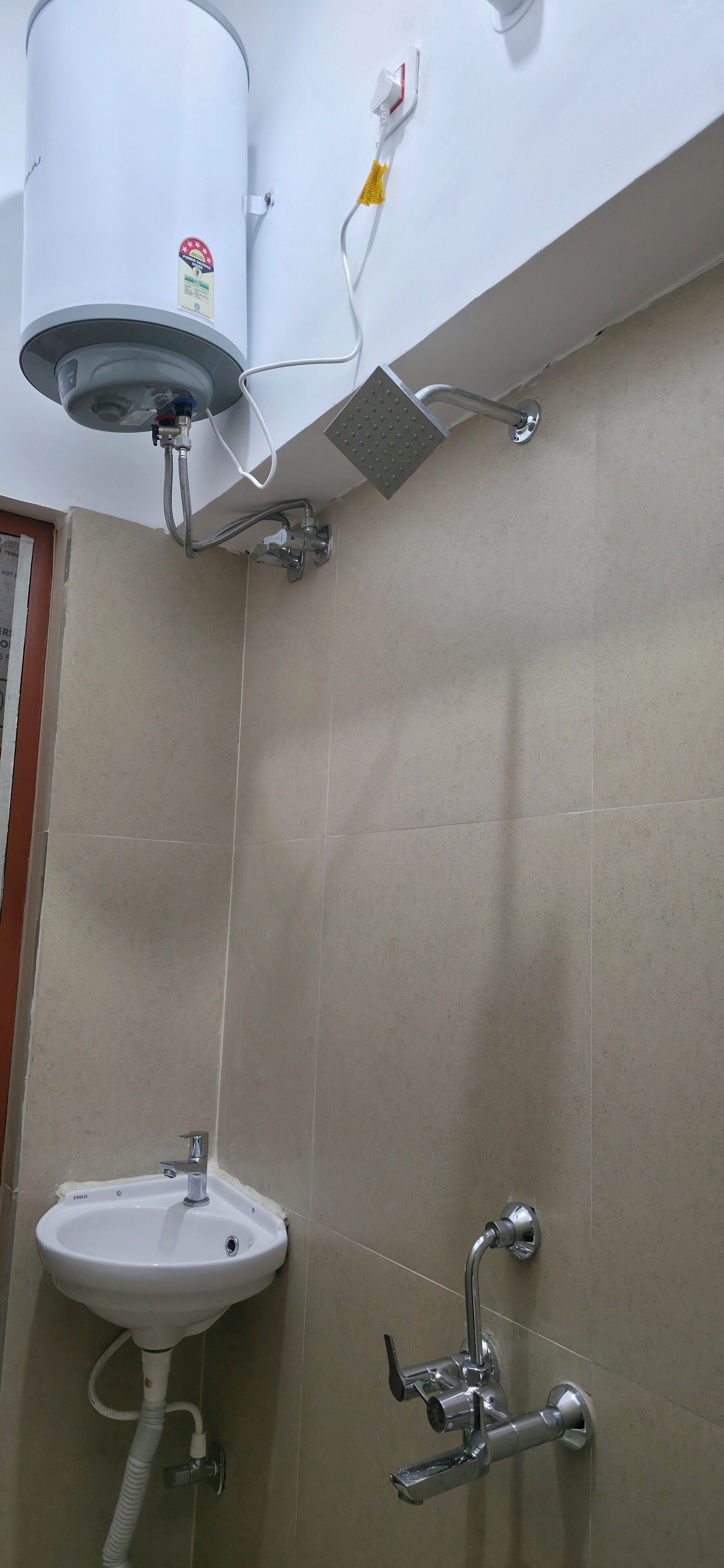 Shower, rainfall showerhead, free toiletries, bidet