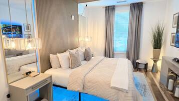 Tabla de planchar con plancha, wifi gratis y ropa de cama