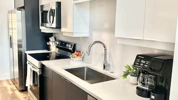 Refrigerador, microondas, horno y parrilla de estufa