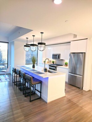 Fridge, microwave, oven, stovetop - The Panorama Haven | Bright 3BR Luxury in Buckhead (Atlanta)