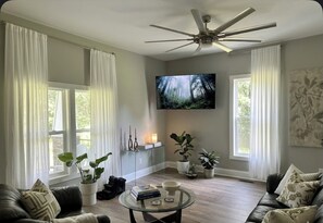 Living area - Terrific 4-bedroom house in charming West Point (West Point)
