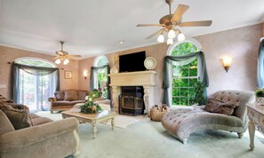 Living area - Spacious 7-bedroom country house in perfect Kingston retreat (Kingston)