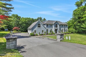 Exterior - Spacious 7-bedroom country house in perfect Kingston retreat (Kingston)
