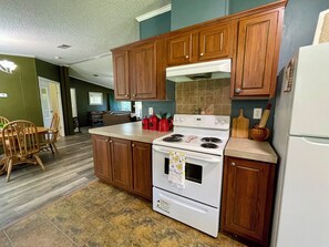 Four à micro-ondes, un four, surface de cuisson