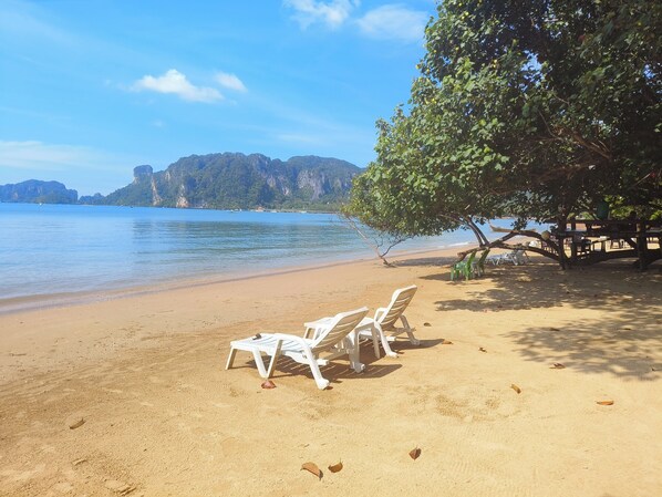 Sillas reclinables de playa, toallas de playa