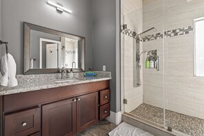 Haartrockner, Handtücher, Seife, Toilettenpapier