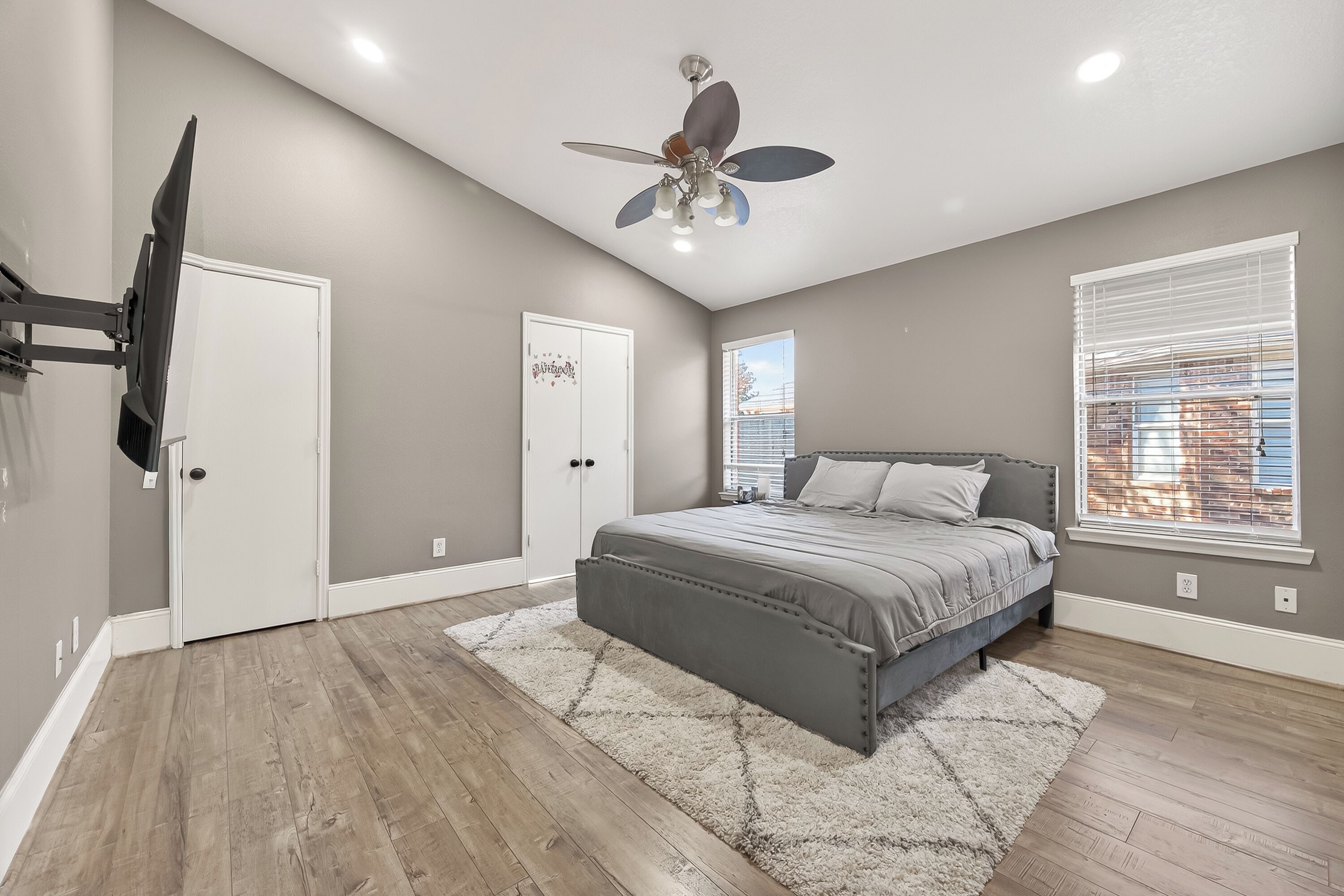 4 bedrooms, iron/ironing board, Internet