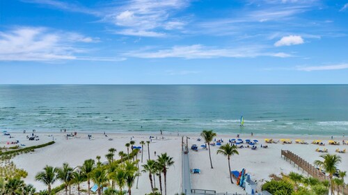 2BR Beach Club – Heated Pool, Hot Tub & Beach