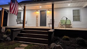 A house with a porch, a flag, and a sign that says "Home". - Relaxing Farmhouse in beautiful Butler (Butler)